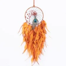 Atrapasueños de plumas naranjas con ocelo central