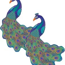 Dos adornos planos con siluetas de pavos reales azules y verdes.