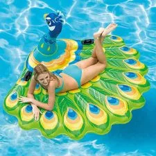 Colchoneta hinchable verde y azul con forma de pavo real en una piscina.