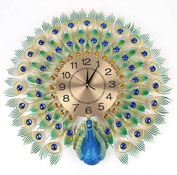 Reloj de pared con esfera central y un gran abanico de ocelos alrededor.