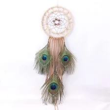 Atrapasueños claro con tres plumas de pavo real