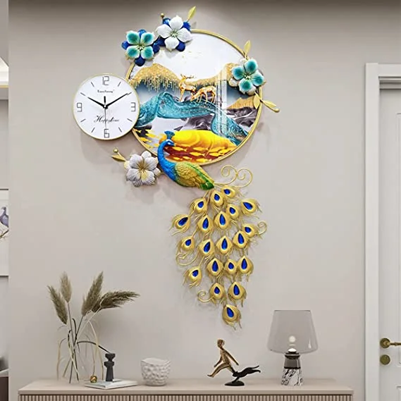 Reloj TAHALI de pavo real con escena circular y cola dorada