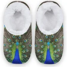 Zapatillas de estar por casa con pavos reales azules y forro claro.