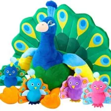 Pavo real de peluche grande acompañado por varias pequeñas aves de colores.