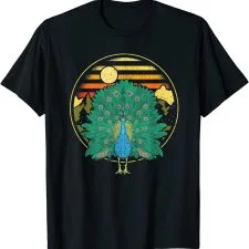 Camiseta negra de pavo real ante un atardecer retro