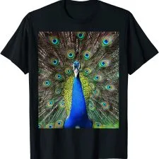 Camiseta negra con fotografía de pavo real desplegado · S