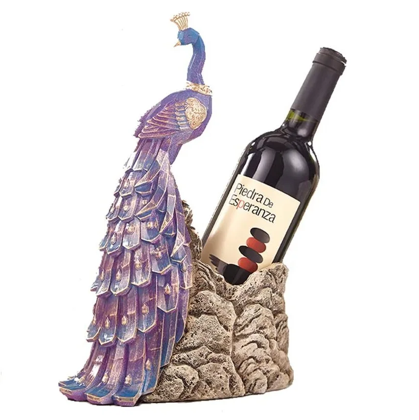 Soporte decorativo con figura de pavo real morado junto a una botella.