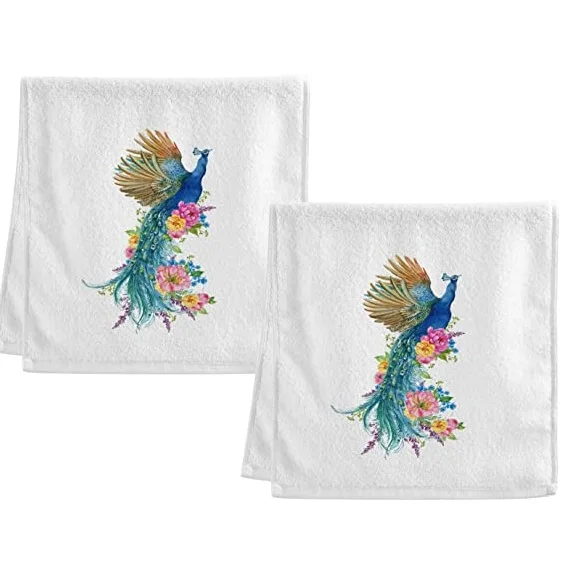 Dos toallas blancas con un pavo real azul entre flores de colores.