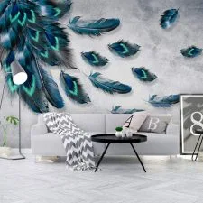 Composición decorativa de plumas azules y verdes sobre la pared de un salón.