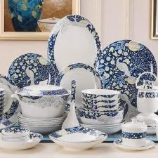 Vajilla MIlAodE azul y blanca con pavos reales