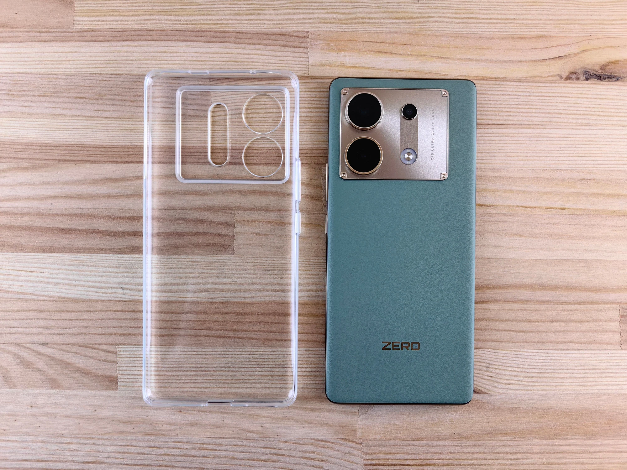 Teléfono verde y su funda transparente, con recortes visibles para las cámaras.