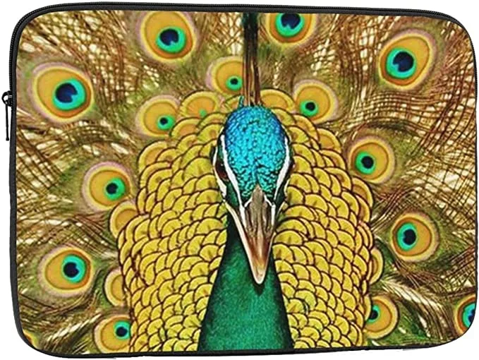 Funda rectangular con cremallera y un pavo real verde rodeado de ocelos dorados.