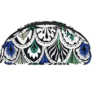 Estuche semicircular con motivos ornamentales azules, verdes y negros.