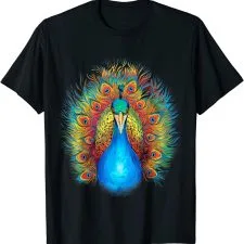 Camiseta negra con pavo real azul y plumas de colores