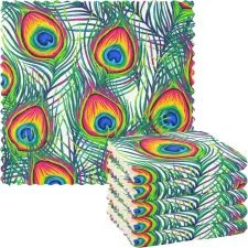 Varios paños claros estampados con ocelos de colores intensos.