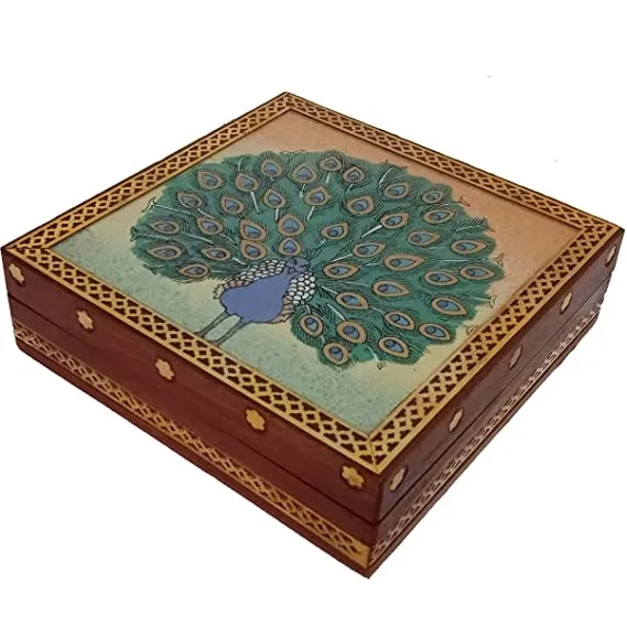 Caja Purpledip de madera con pavo real de cola abierta