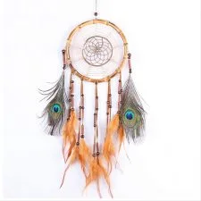 Adorno de aro claro con cintas y plumas de pavo real colgantes.