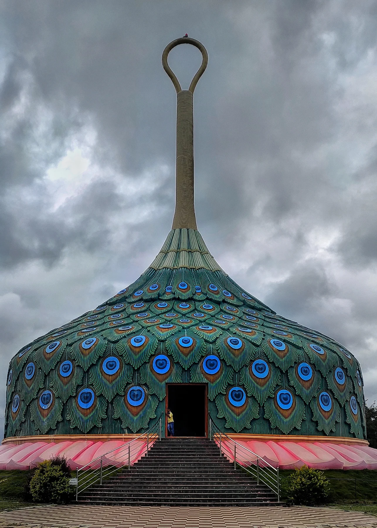 Vista frontal del Guru Mandir de Mandaragiri, con forma de pinchi y motivos de plumas de pavo real.