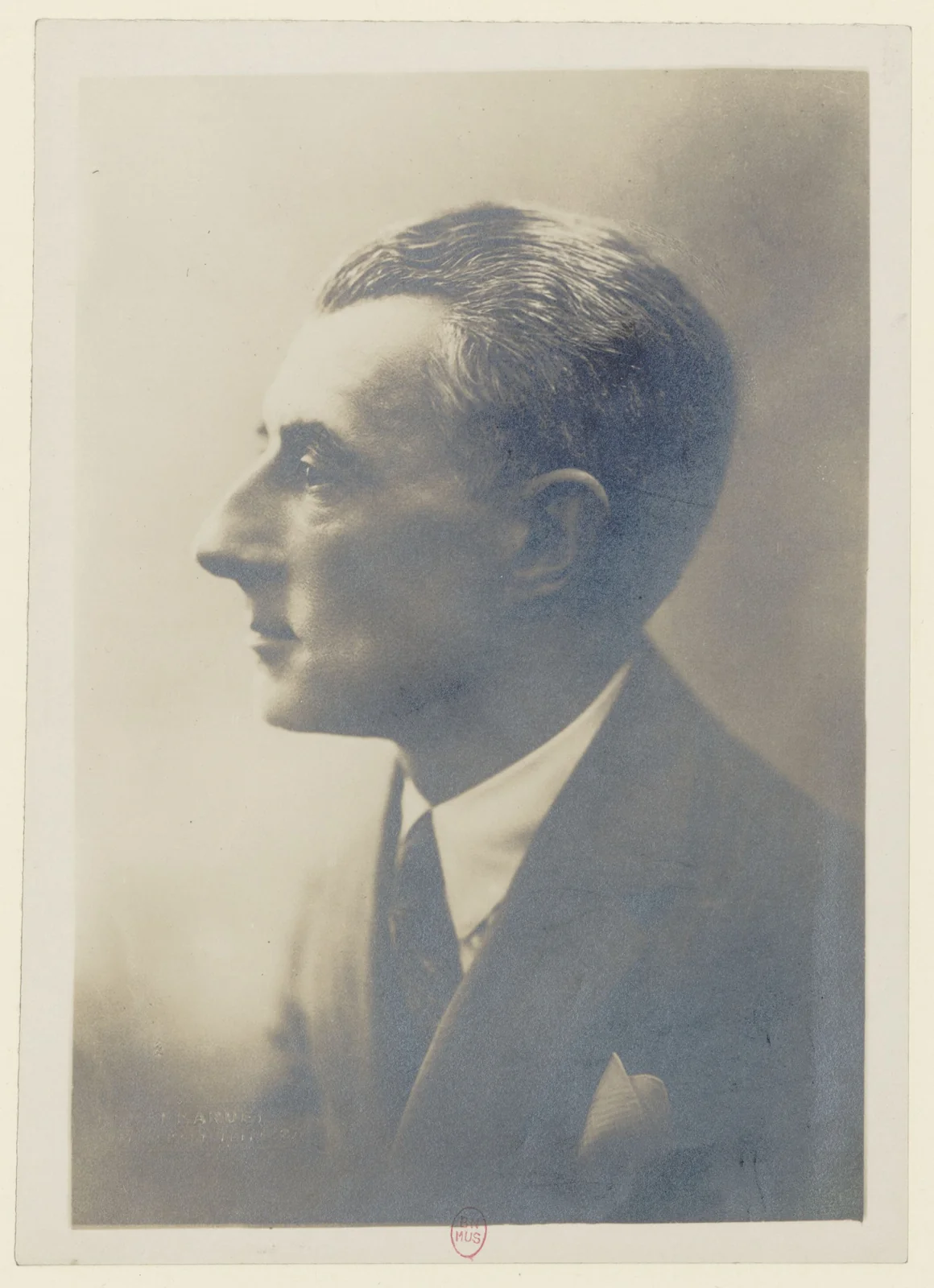 Maurice Ravel, fotografiado por Henri Manuel en 1925.