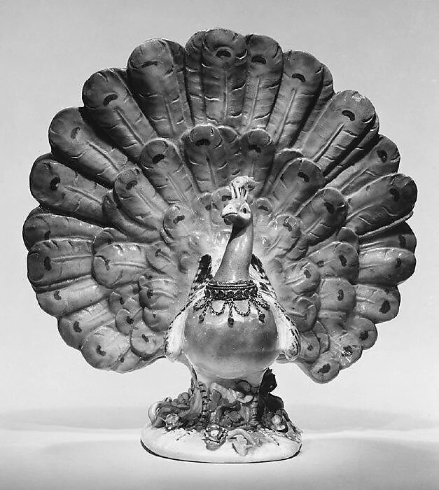 Figura de porcelana de un pavo real con el abanico abierto, fabricada por Meissen en 1741.