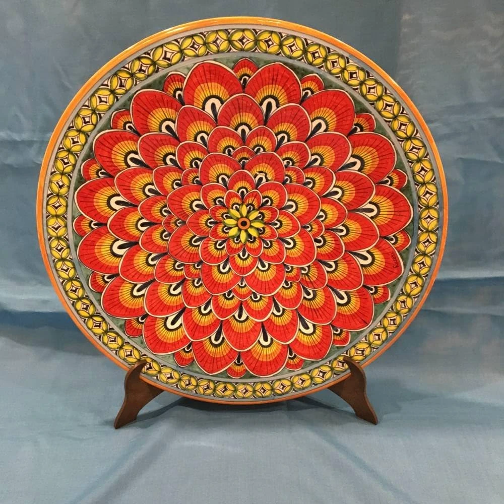 Plato decorativo Ricceri de plumas rojas · 20 cm