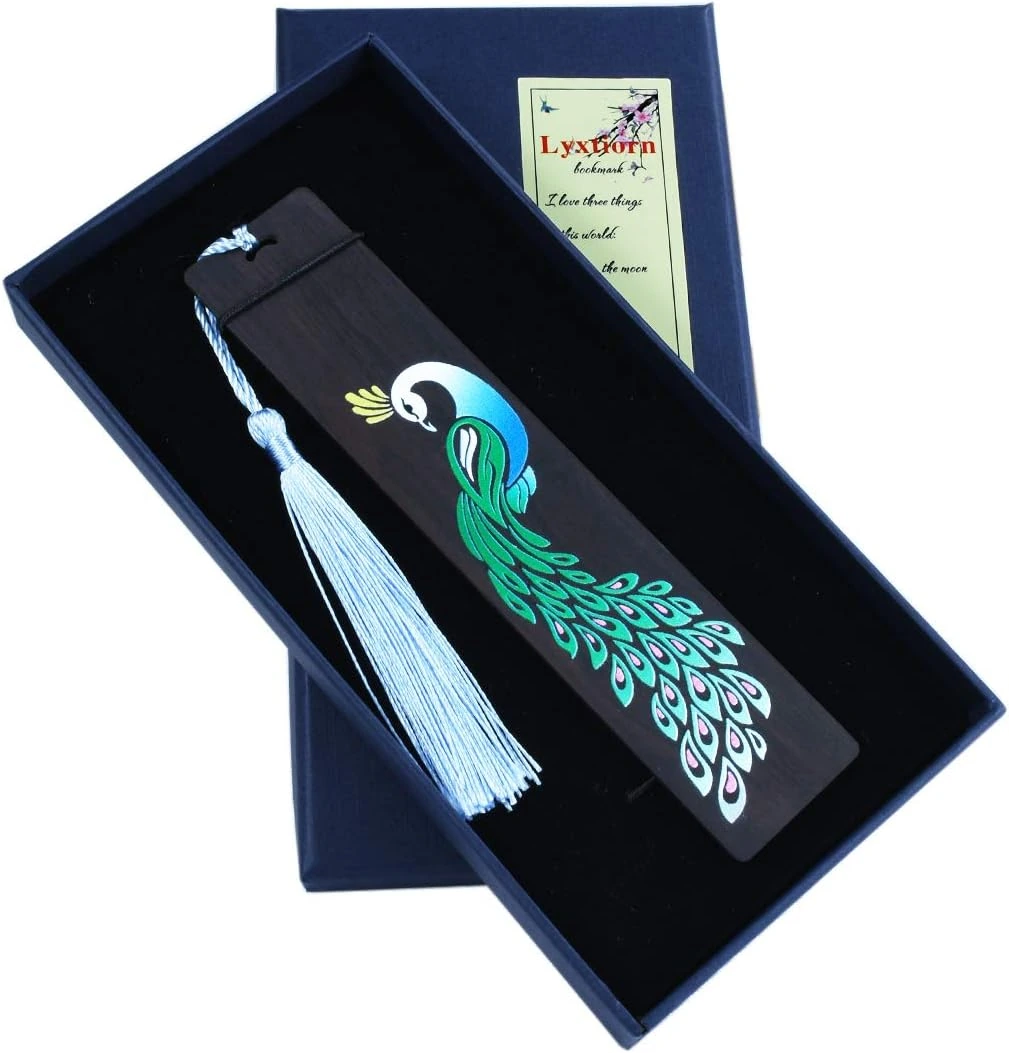 Marcapáginas Lyxtiorn de madera con pavo real y borla