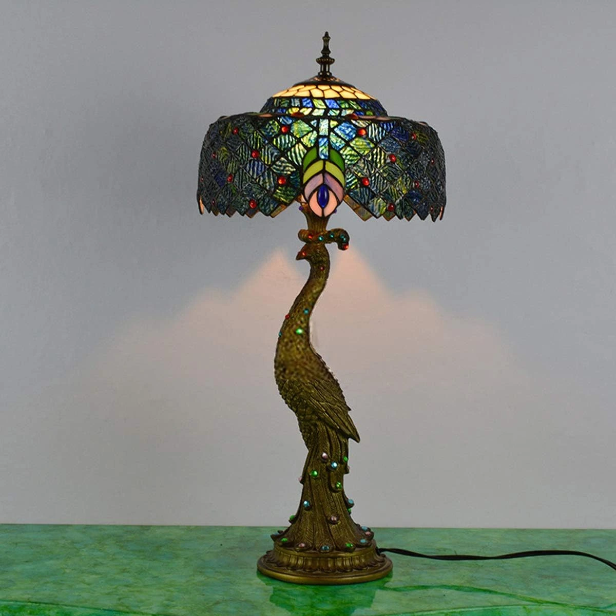 Lámpara GDLight de estilo Tiffany con base de pavo real