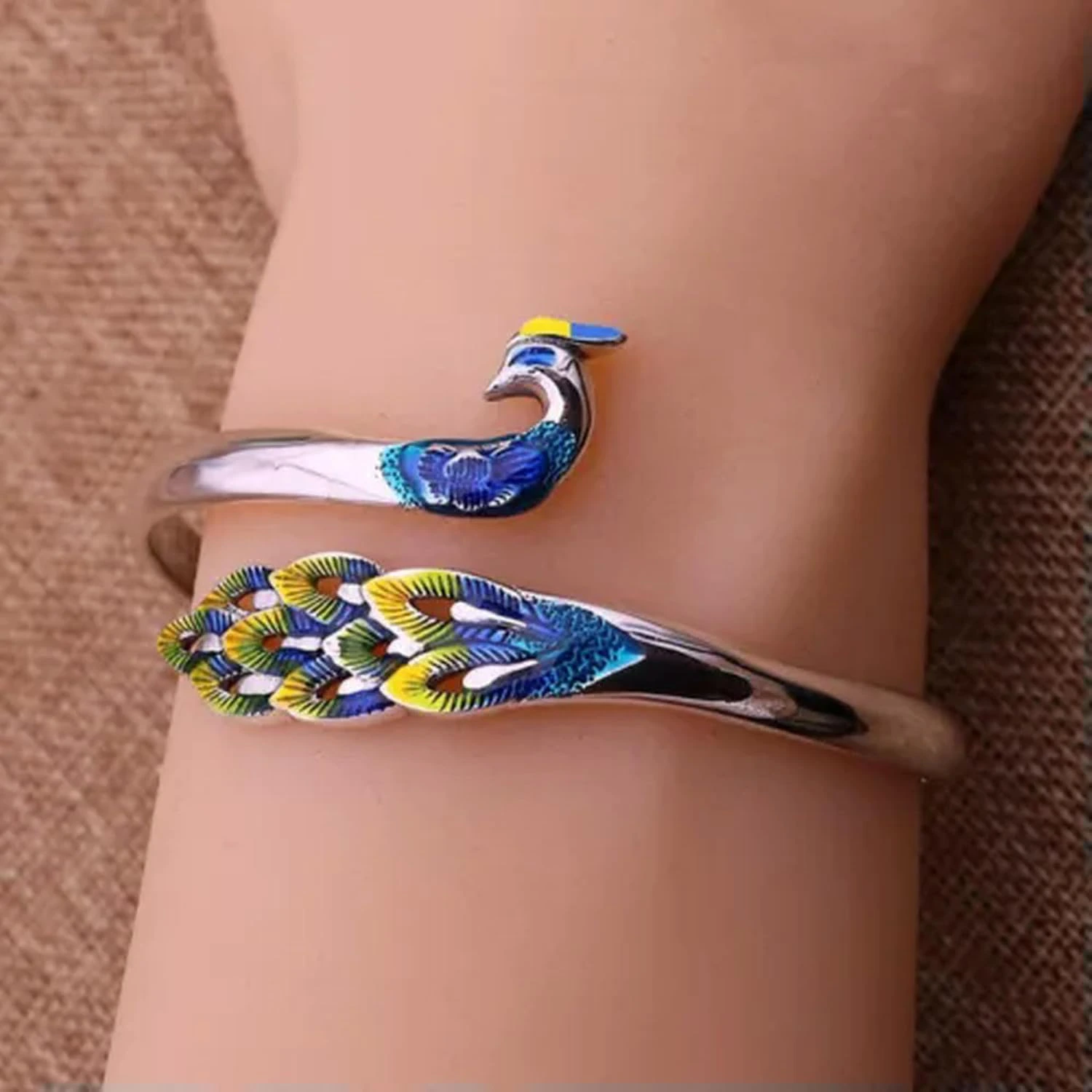 Brazalete abierto de pavo real con esmalte azul y verde