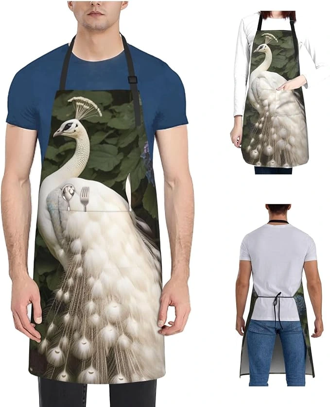 Delantal peiyeety de pavo real blanco sobre hojas oscuras