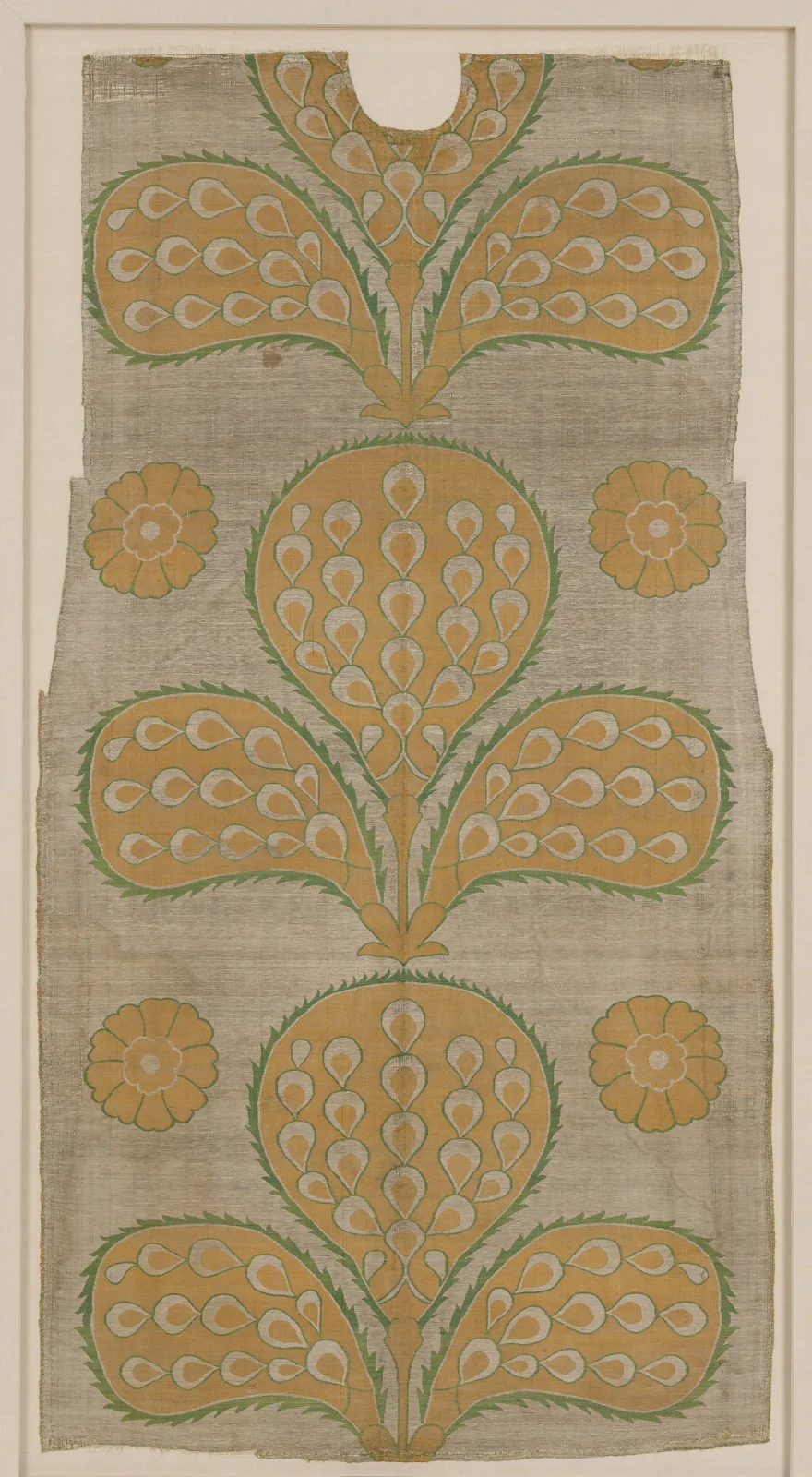 Fragmento de caftán con diseño de plumas de pavo real, del siglo XVI. The Met, 52.20.15.